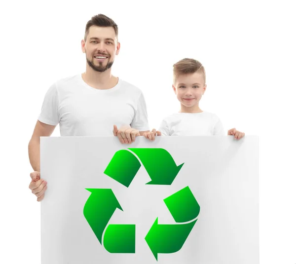 Pai e filho com sinal de reciclagem — Fotografia de Stock