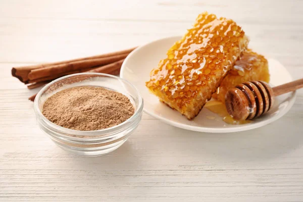 Composition with honey and cinnamon — Stock Photo, Image