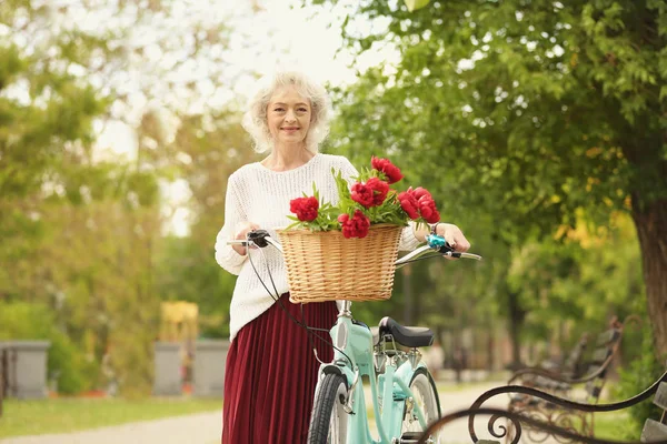 Красивая женщина с велосипедом — стоковое фото