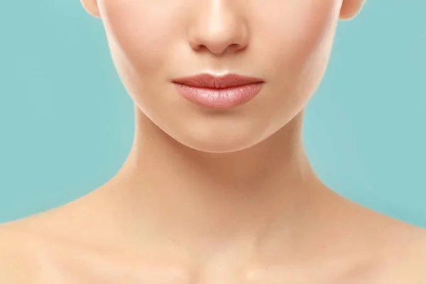 Красивая молодая женщина с натуральным макияжем губ — стоковое фото