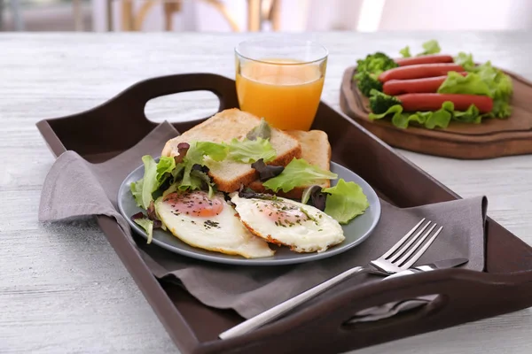 Komposition mit hausgemachtem leckerem Frühstück mit Spiegeleiern — Stockfoto