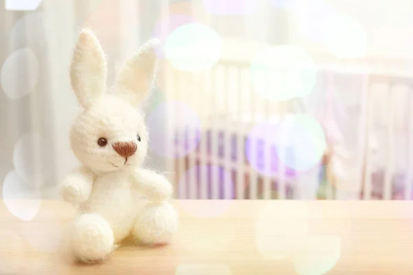 Gebreide speelgoed bunny en wazig babyruimte — Stockfoto