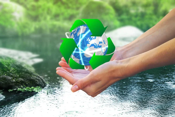 Mujer sosteniendo globo y signo de reciclaje sobre el agua — Foto de Stock