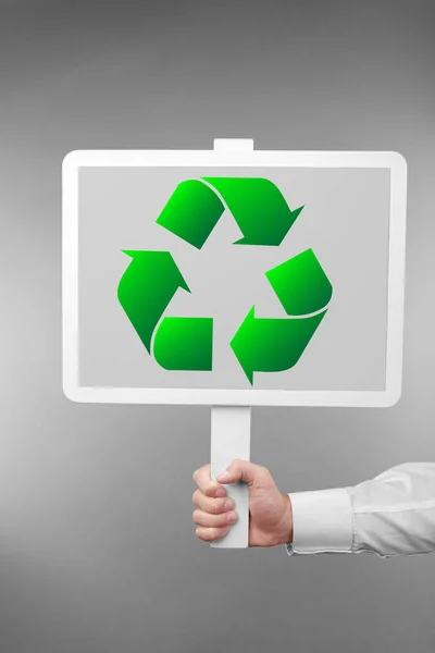 Man met bord met teken van recycling — Stockfoto