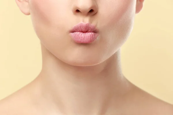 Schöne junge Frau mit natürlichen Lippen Make-up — Stockfoto