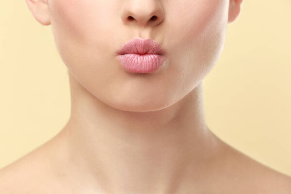 красивая молодая женщина с натуральным макияжем губ
