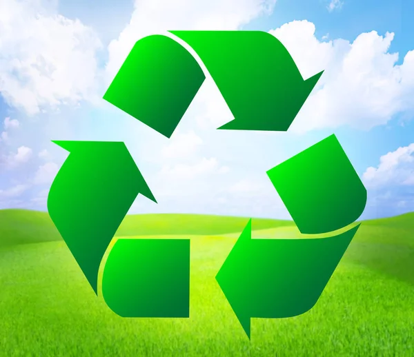Znak recyklingu na tle krajobrazu. — Zdjęcie stockowe