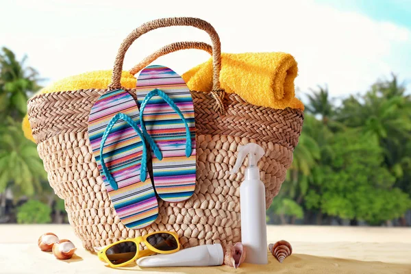 Accesorios de playa en la orilla del mar —  Fotos de Stock