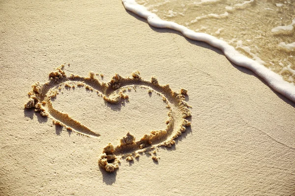 Dibujo de corazón en arena de playa — Foto de Stock