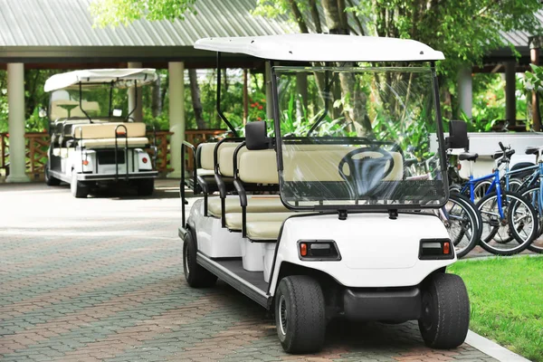 Modern araç açık havada park