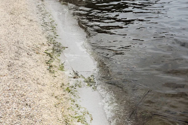 Derrame de petróleo en el agua cerca de la orilla —  Fotos de Stock