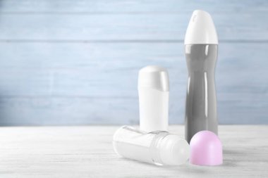 Tablo farklı deodorantlar
