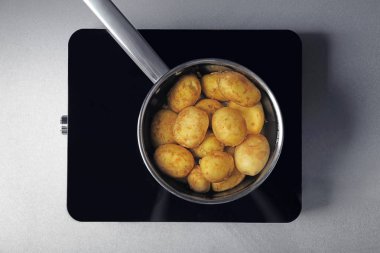 Yeni patates ile metal pot