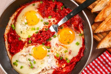 Kızartma tavası Araf içinde yumurta ile