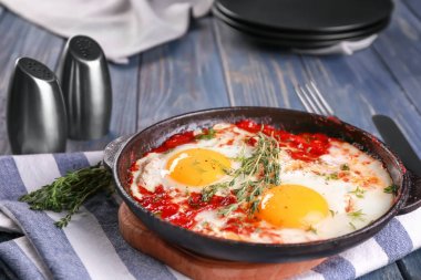 Kızartma tavası Araf içinde yumurta ile