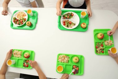 Okuldaki masada oturan çocuk 