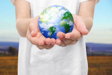 Küçük çocuk holding dünya 