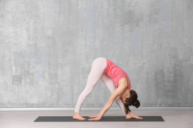 Yoga yapan kadın