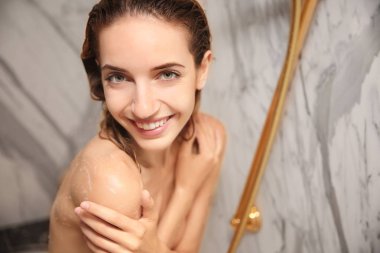 Genç kadın duş alıyor.