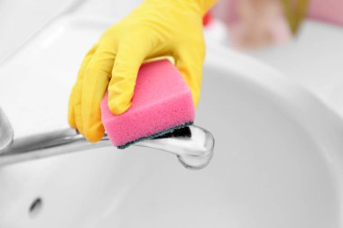 musluk temizlik sünger ile el 