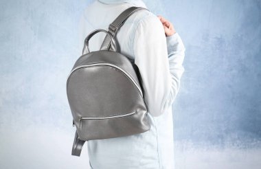 Deri sırt çantası olan kadın