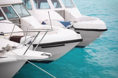 Modern tekneler Resort'ta demirli