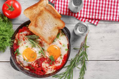 Kızartma tavası Araf içinde yumurta ile