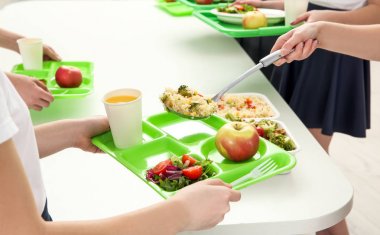 Genç kadın hizmet Öğle Yemeği 