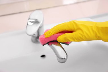 musluk temizlik sünger ile el 