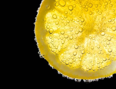 Limon dilimi su altında 