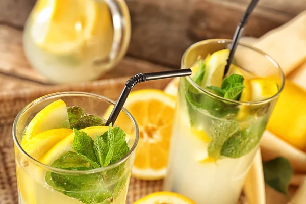 Свежий вкусный лимонад — стоковое фото