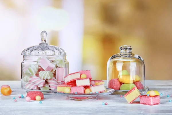 Louça de vidro com doces coloridos — Fotografia de Stock