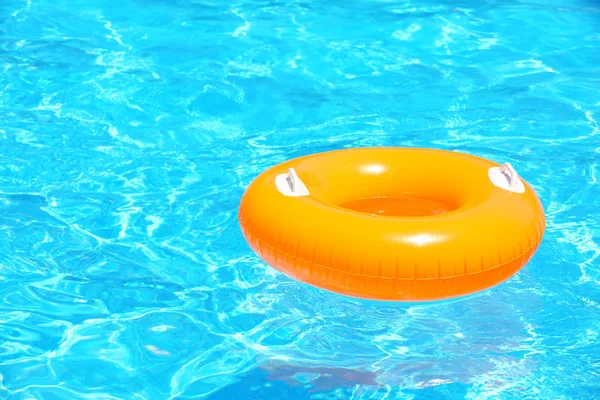 Yüzme havuzunda şişme halka