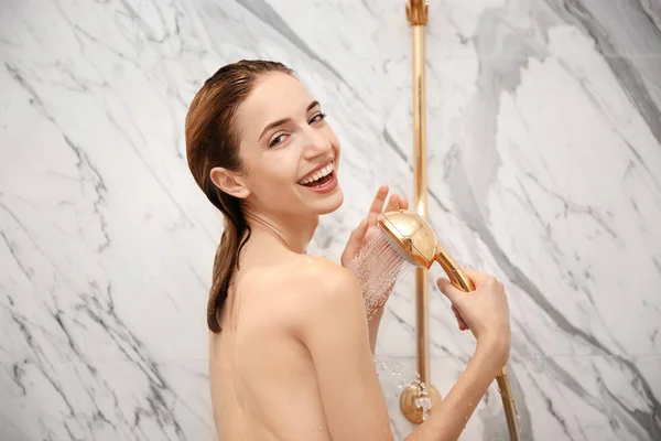 正在洗澡的年轻女人 — 图库照片