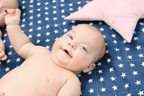 Hermoso bebé acostado en la cama — Foto de Stock