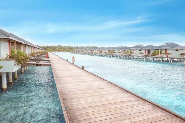 View of wooden pontoon and beach houses — Stock Photo, Image