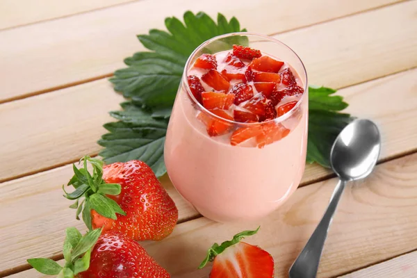 Yogur casero y fresas —  Fotos de Stock