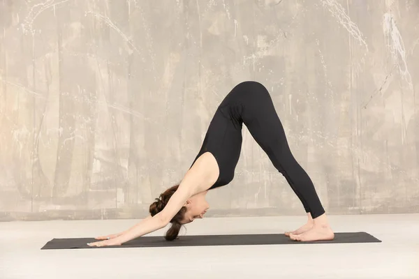 Vrouw die yoga beoefent — Stockfoto