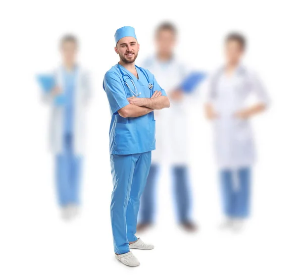 外科医生与医务人员在白色背景 — 图库照片