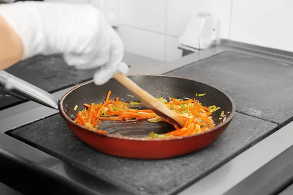 Femme chef préparant des légumes — Photo