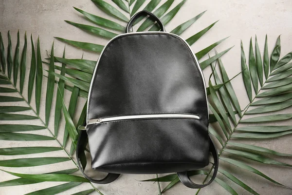 Siyah deri sırt çantası — Stok fotoğraf