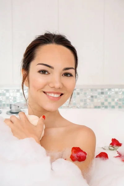 Hermosa mujer relajándose en la bañera —  Fotos de Stock