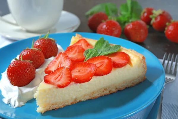 Pièce de gâteau aux fraises — Photo