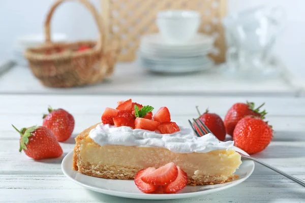 Kuchen mit Sahne und Erdbeeren — Stockfoto