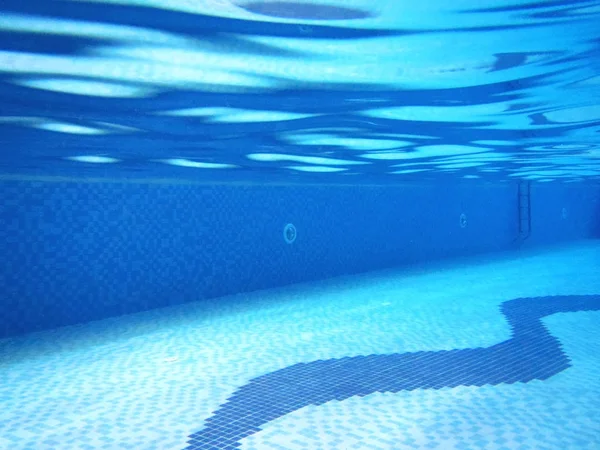 Blick auf Schwimmbad unter Wasser — Stockfoto