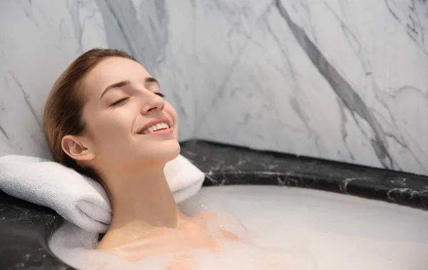 Жінка розслабляється у ванні з піною — стокове фото