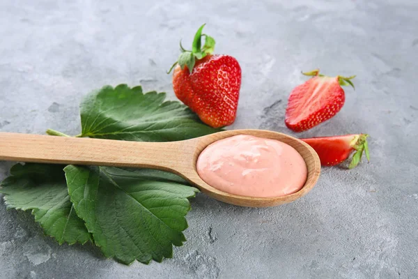 Wooden spoon of homemade yogurt — Stock Photo, Image