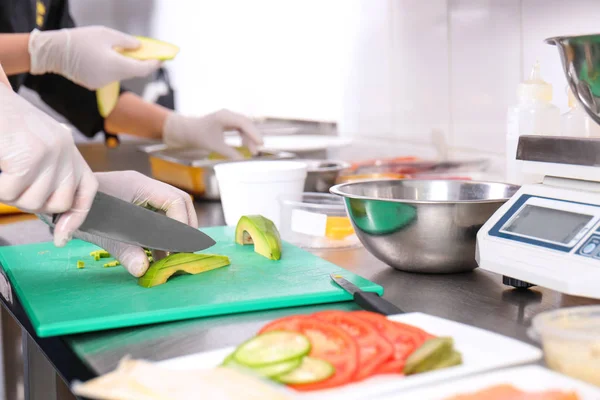 Chef-kok snijden avocado — Stockfoto