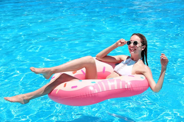 şişme çörek olan kadın 