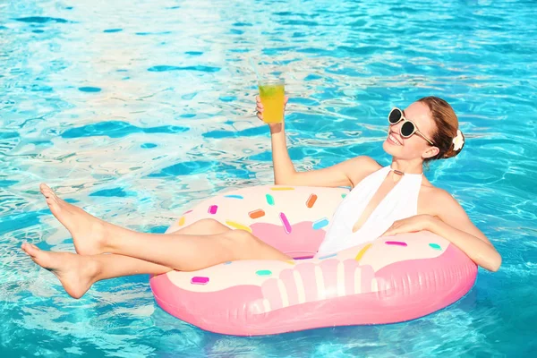 Mulher com coquetel relaxante na piscina — Fotografia de Stock